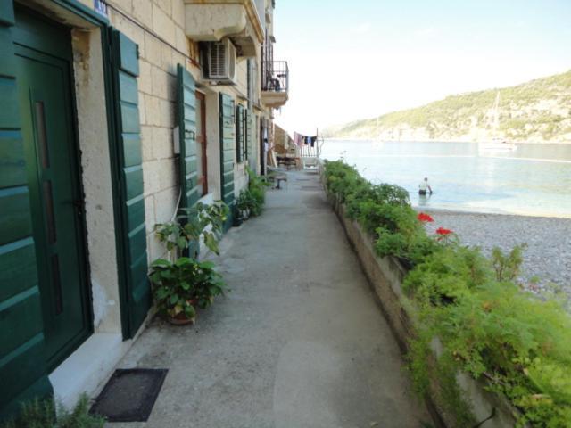 Kod Senke Apartment Komiza